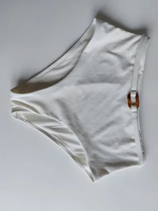 Bikini crudo con detalle de hebilla