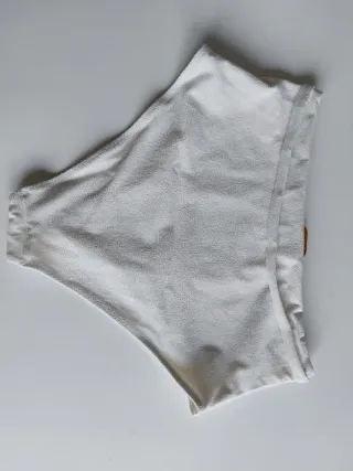 Bikini crudo con detalle de hebilla