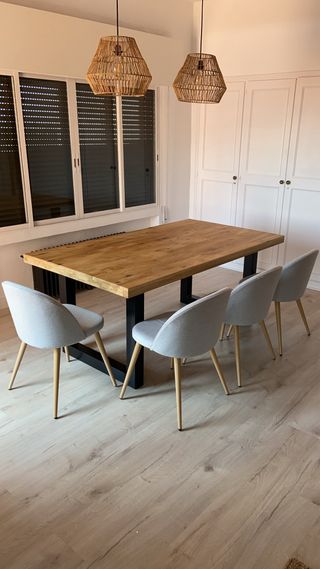 Mesa de madera y metal. muy buen estado