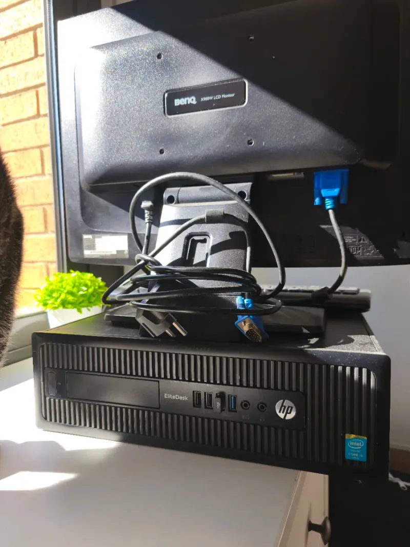 PC Sobremesa HP + Monitor + Teclado/ratón+ altavoz