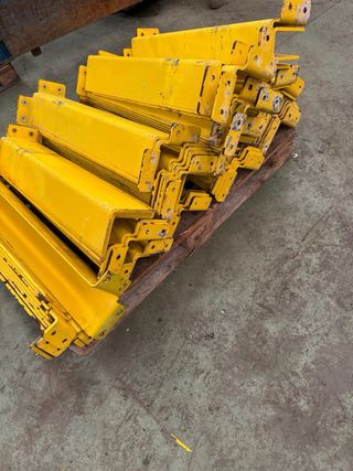 Protector de esquinas amarillo para estanterías