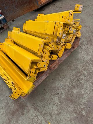 Protector de esquinas amarillo para estanterías