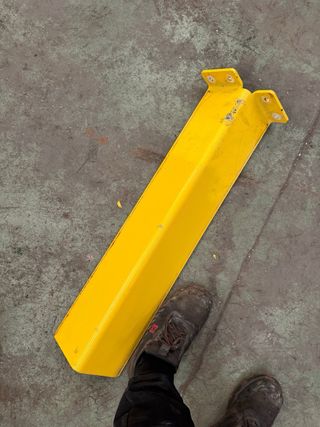 Protector de esquinas amarillo para estanterías