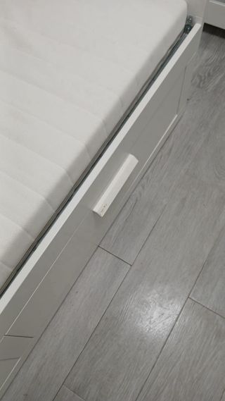 Cama nido blanca con un colchón