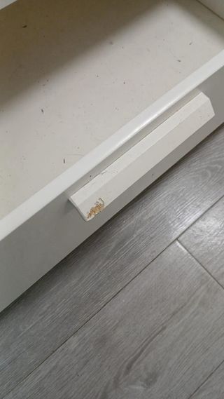 Cama nido blanca con un colchón