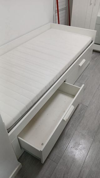 Cama nido blanca con un colchón