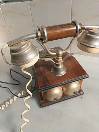 Teléfono antiguo de disco madera y metal