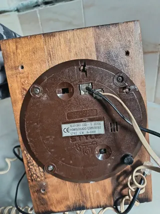 Teléfono antiguo de disco madera y metal