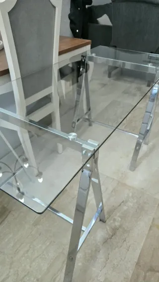 Mesa de cristal con patas metálicas