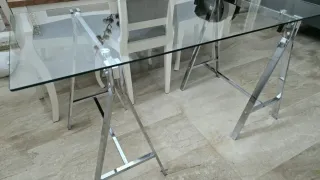 Mesa de cristal con patas metálicas