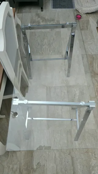 Mesa de cristal con patas metálicas