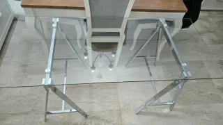 Mesa de cristal con patas metálicas