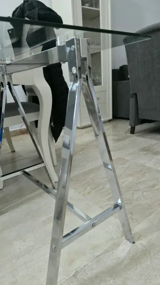 Mesa de cristal con patas metálicas