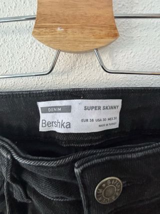 Pantalones vaqueros negros rotos Bershka Talla M