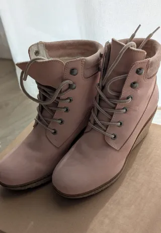 Botines Tamaris ante rosa con cuña