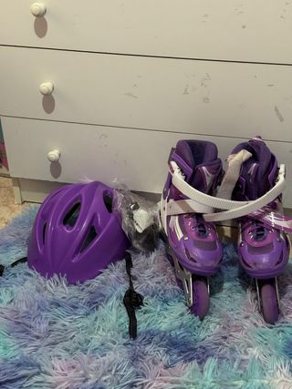 Patines en línea morados y casco