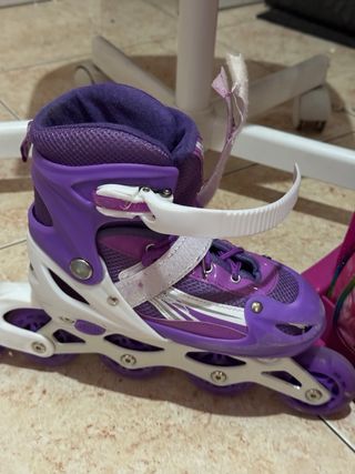 Patines en línea morados y casco