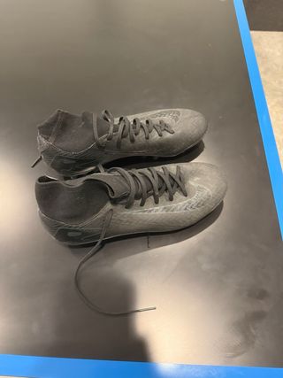 Botas de fútbol Nike negras y grises