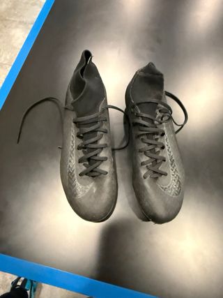 Botas de fútbol Nike negras y grises