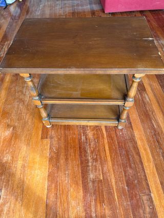 Mesa auxiliar de madera con ruedas