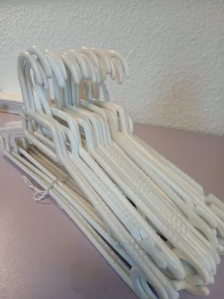 Lote de perchas de plástico blancas Son 20 perchas