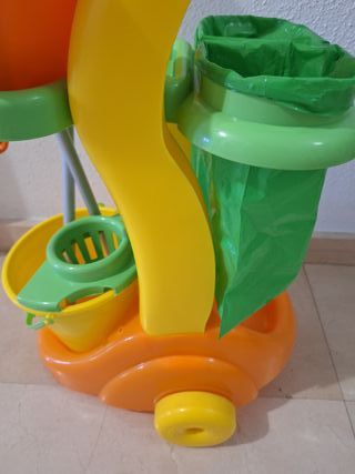 Carrito limpieza infantil: Escoba,fregona,cubo.