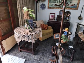 Sofá y mesas auxiliares