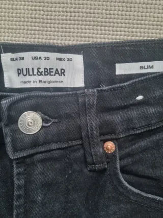 Pantalón corto vaquero negro PULL&BEAR.