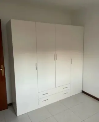 Armario modular blanco y madera