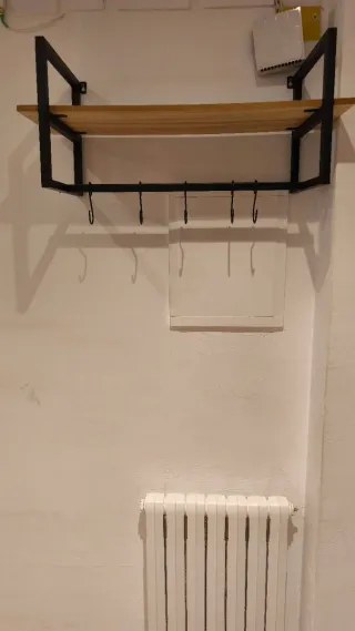 Mesa y colgador recibidor madera y metal negro