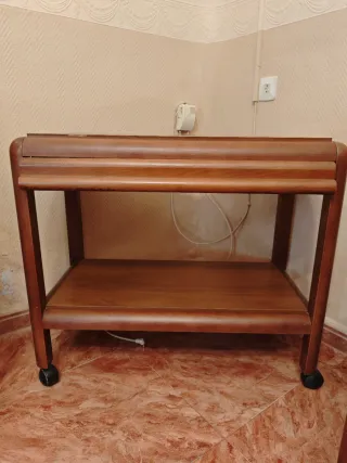 Mesa auxiliar con ruedas