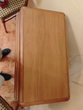 Mesa auxiliar con ruedas