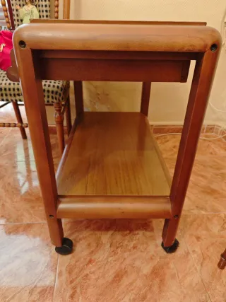 Mesa auxiliar con ruedas