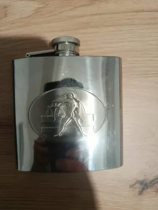 Fiaschetta in metallo con simbolo