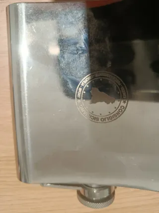 Fiaschetta in metallo con simbolo