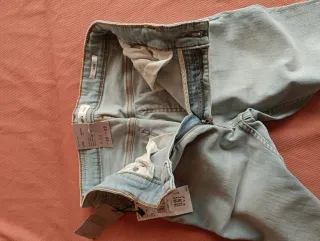 Pantalón vaquero con etiqueta