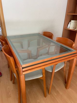 Mesa de comedor de madera y cristal y mueble