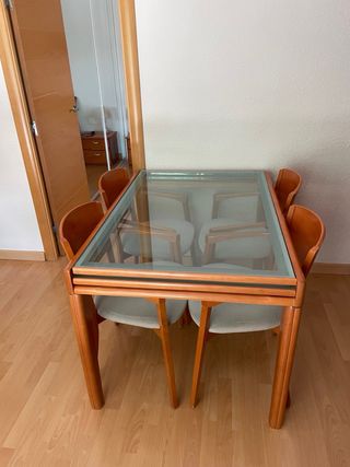 Mesa de comedor de madera y cristal y mueble