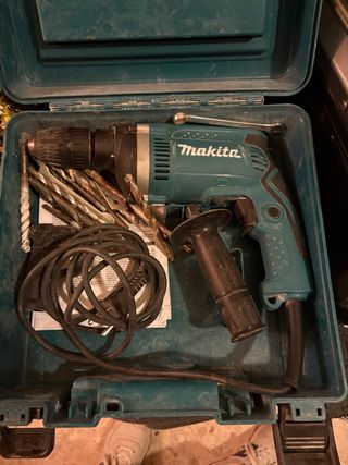 Taladro percutor Makita con maletín