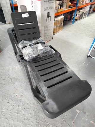 Tumbona y Mesa dos tumbonas para Jardín o piscina