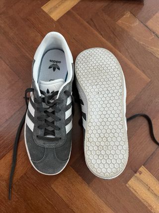 Tenis Adidas Gazelle grises y blancos