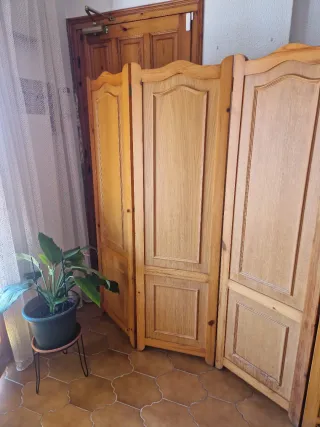 Biombo de madera rústico grande.