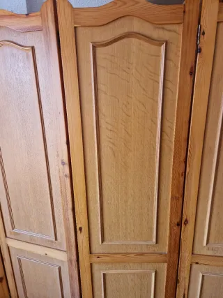 Biombo de madera rústico grande.