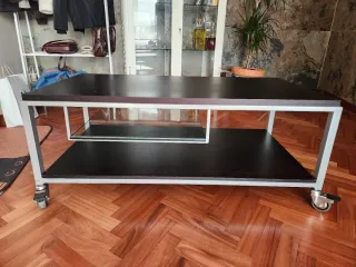 Mesa de centro o TV con ruedas