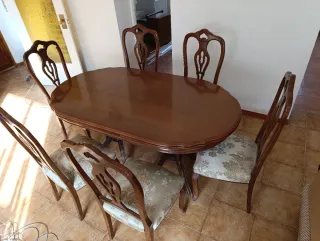 Mesa de comedor y 6 sillas de madera