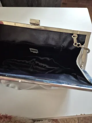 Bolso de mano plateado y blanco