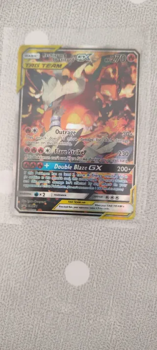 Carta Pokémon Reshiram & Charizard GX TAG TEAM