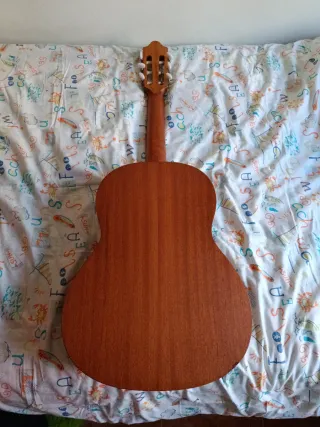Guitarra Camps Eco-Ronda 58. Le falta una cuerda.