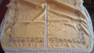 Mantel pintado a mano y crochet