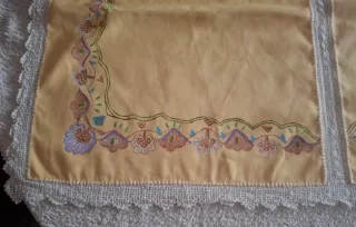 Mantel pintado a mano y crochet